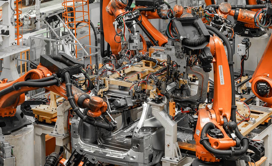 biltillverkningen präglas av en hög grad automation där robotar hanterar moment som att lyfta flytta svetsa skruva osv men det är fortfarande hundratusentals personer som får bitarna att falla på plats i slutändan