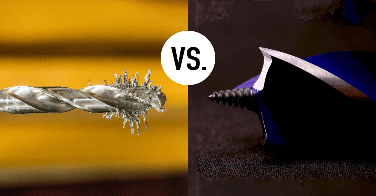 Närbild av en metallborr som pekar in från vänster och en träborr som pekar in från höger, och möts nästan i mitten av bilden, med en vit cirkel med texten "VS" över dem. Bilden illustrerar skillnaden mellan olika sorters borr.