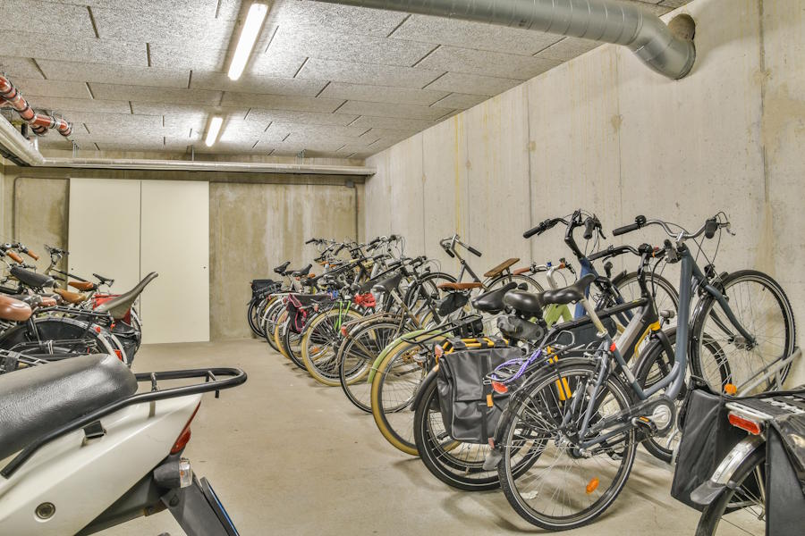 Förhindra att entréporten står olåst dygnet runt och därmed ger obehöriga åtkomst till såväl trapphus, källarplan, cykelförråd och andra utrymmen i byggnaden! Skaffa en porttelefon med passersystem, till er BRF.