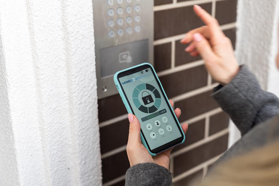 Med ett integrerat passersystem blir intercomsystemet komplett, då det ger boende enkelt tillträde till fastigheten, medan besökare vänligen får ringa på.