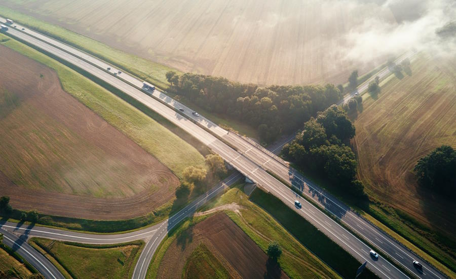 bilvägar och motorvägar i synnerlighet är markanläggningar som för med sig flera olika moment i deras byggprocess