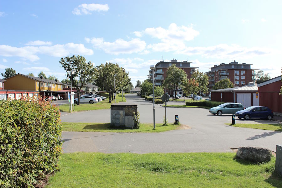 exempel på en lagom stor transformatorstation, placerad mellan tre olika bostadsområden här finns gott om avstånd till lägenheterna och bostadshusen så att man slipper höra det brummande ljudet från transformatorerna